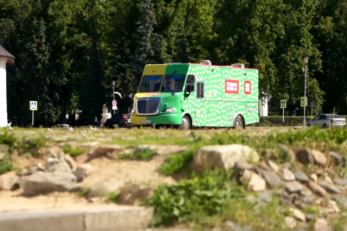 Новое кулинарное тревел-шоу «Повара на колесах» заехало в Суздаль. Шеф-повара двух московских ресторанов Максим Колпащиков и Виктор Белей осмотрели достопримечательности, местные рестораны, покатались на лошадях и сапбордах, а потом зашли на местный рынок. Но главной целью их путешествия было устроить кулинарный баттл. Что из этого вышло, читайте на «Ключ-Медиа». PS: не обошлось без огурцов.