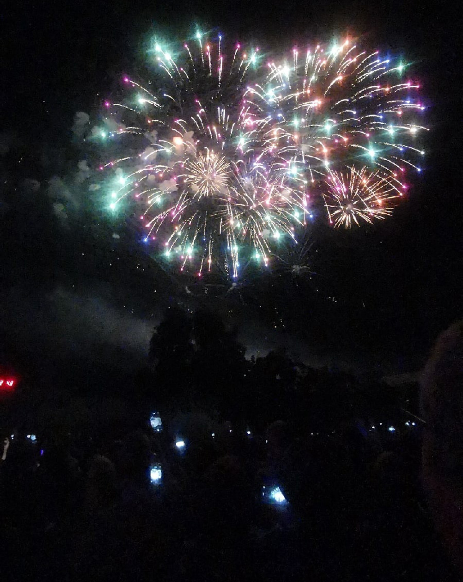 Шестого августа Муром отметил свой 1160-летний юбилей. В честь такого события было решено устроить фестиваль фейерверков. И, судя по местным социальным сетям, равнодушными зрителей он не оставил!