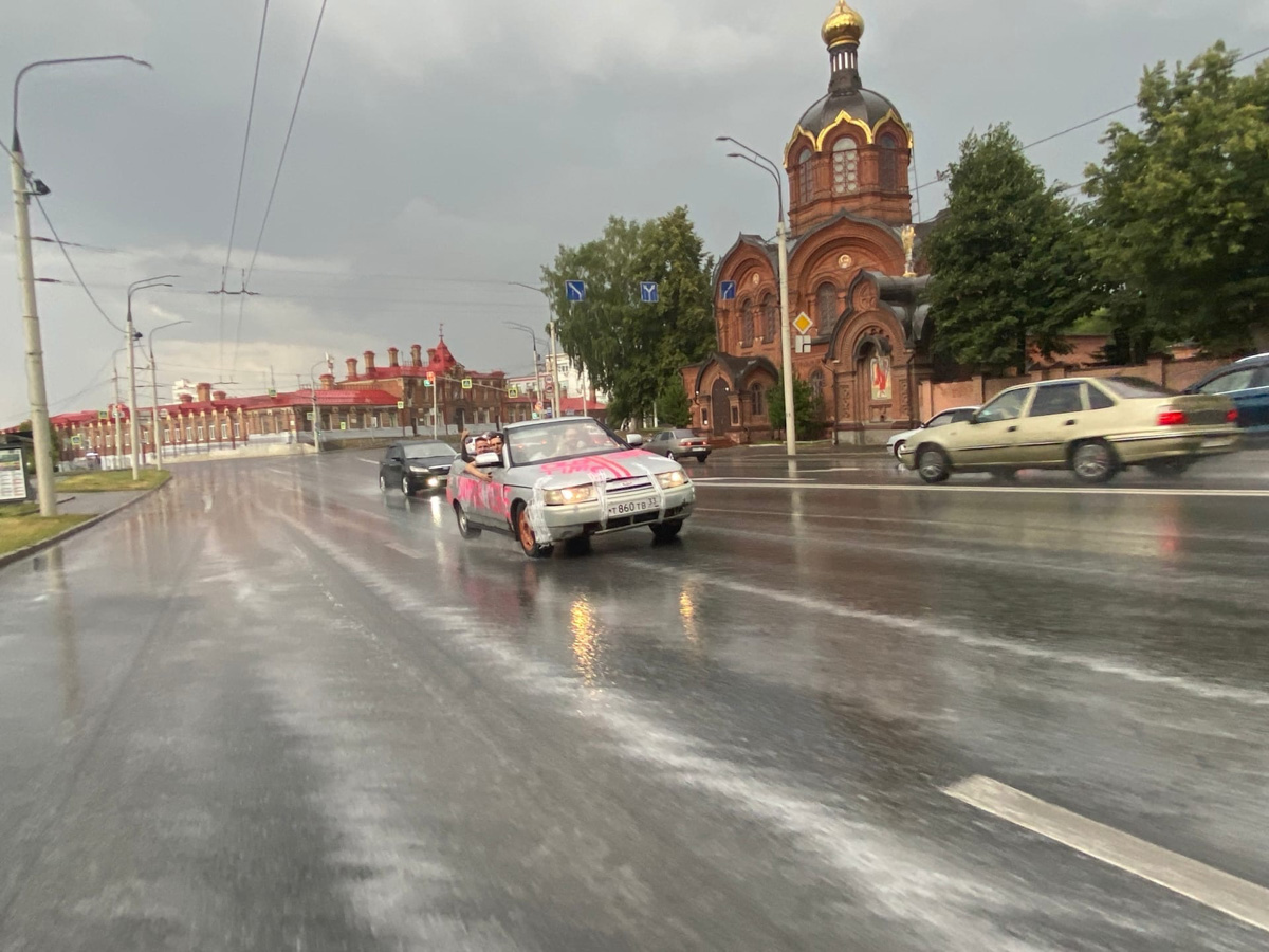 Вы уже успели заметить на улицах Владимира вазовскую «десятку», переделанную под кабриолет? Самодельный автомобиль без крыши появился на днях, а уже успел наделать шуму. «Ключ-Медиа» нашел владельца необычной машины и обсудил с ним экзотический тюнинг.