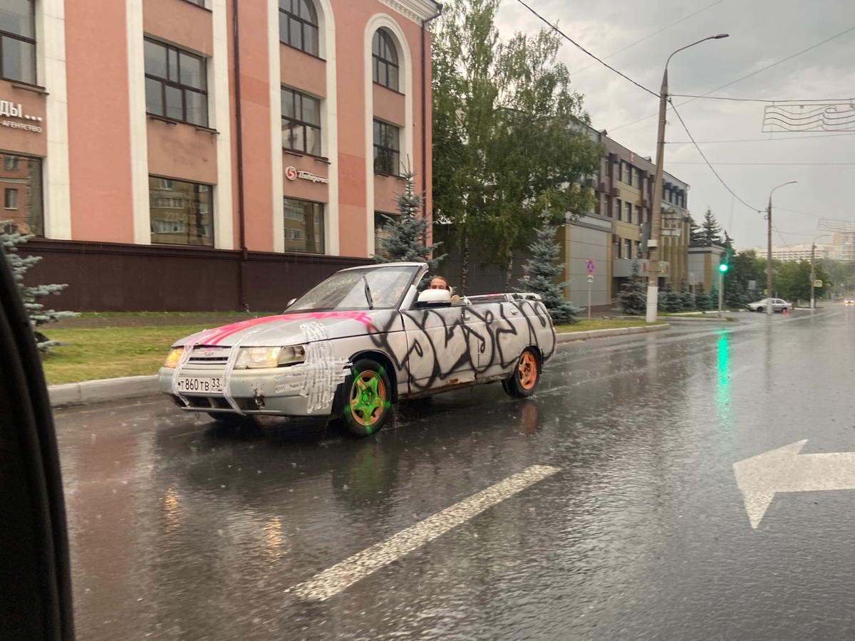 Вы уже успели заметить на улицах Владимира вазовскую «десятку», переделанную под кабриолет? Самодельный автомобиль без крыши появился на днях, а уже успел наделать шуму. «Ключ-Медиа» нашел владельца необычной машины и обсудил с ним экзотический тюнинг.