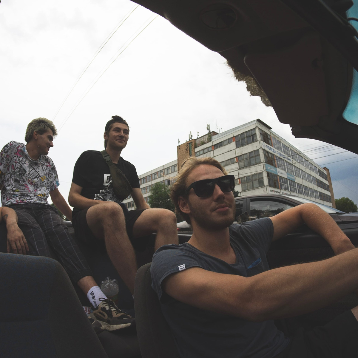 Вы уже успели заметить на улицах Владимира вазовскую «десятку», переделанную под кабриолет? Самодельный автомобиль без крыши появился на днях, а уже успел наделать шуму. «Ключ-Медиа» нашел владельца необычной машины и обсудил с ним экзотический тюнинг.