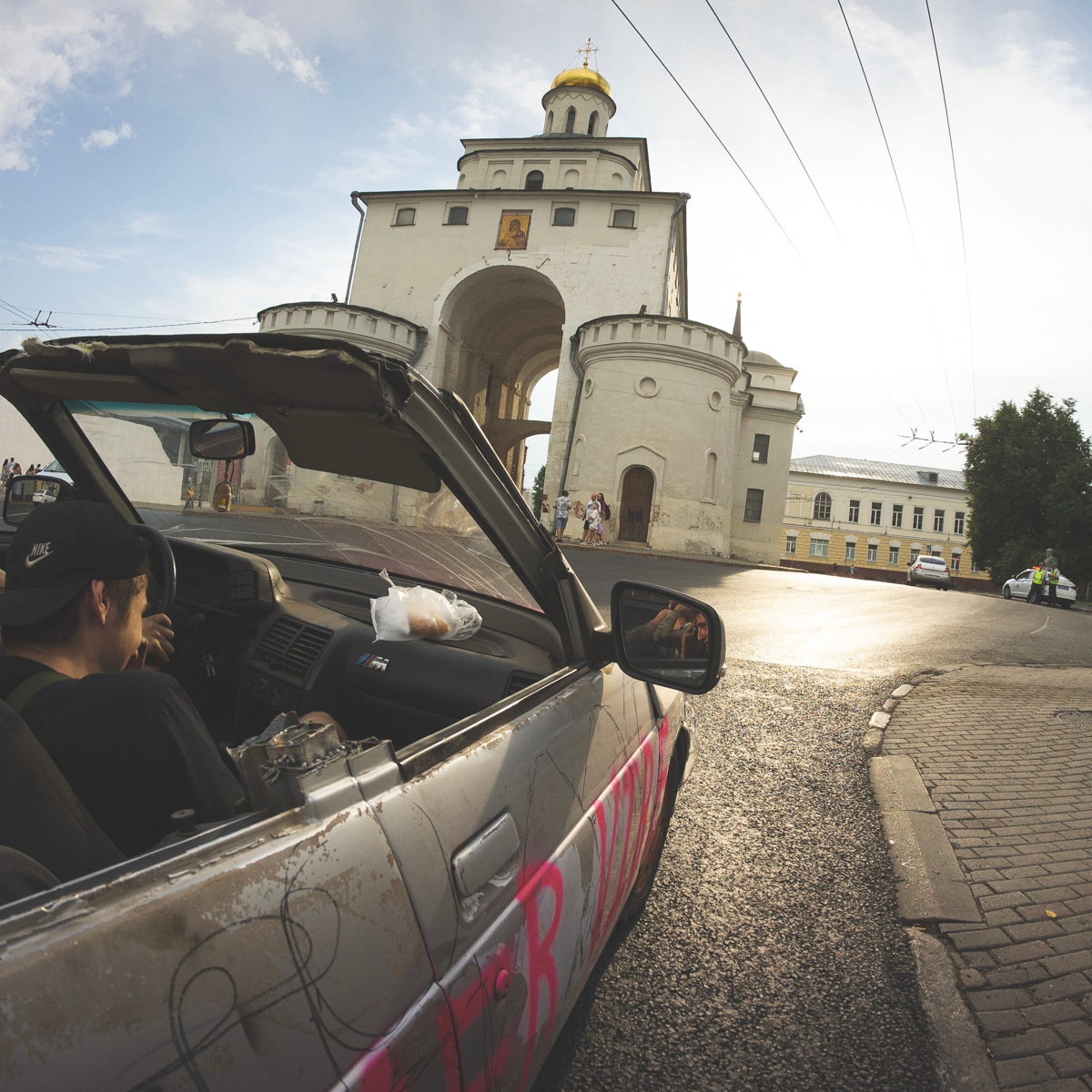 Вы уже успели заметить на улицах Владимира вазовскую «десятку», переделанную под кабриолет? Самодельный автомобиль без крыши появился на днях, а уже успел наделать шуму. «Ключ-Медиа» нашел владельца необычной машины и обсудил с ним экзотический тюнинг.