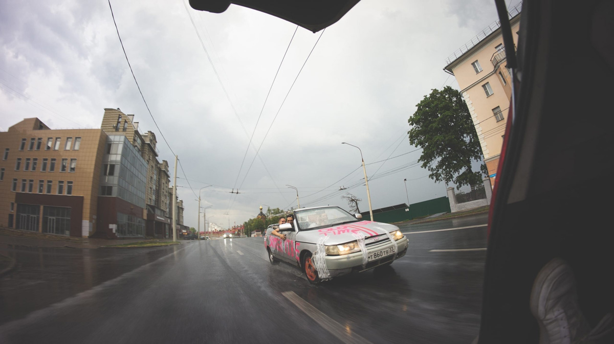 Вы уже успели заметить на улицах Владимира вазовскую «десятку», переделанную под кабриолет? Самодельный автомобиль без крыши появился на днях, а уже успел наделать шуму. «Ключ-Медиа» нашел владельца необычной машины и обсудил с ним экзотический тюнинг.