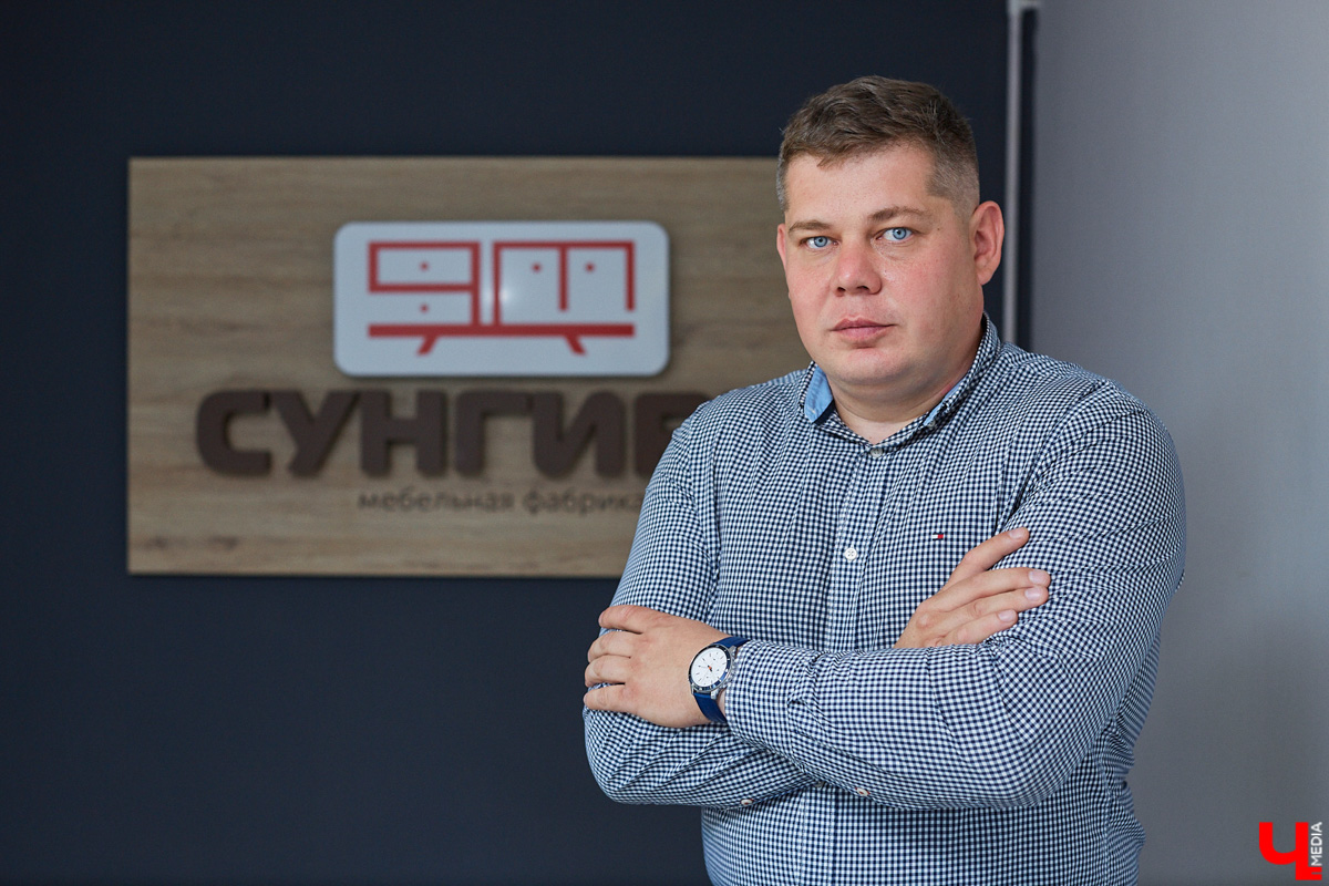 Мечтаете об идеальном интерьере, который будет отражать ваши вкусы и соответствовать запросам? Тогда отдайте предпочтение нестандартной мебели. Сотрудники мебельной фабрики «Сунгирь» рассказали, почему стоит выбирать мебель на заказ.