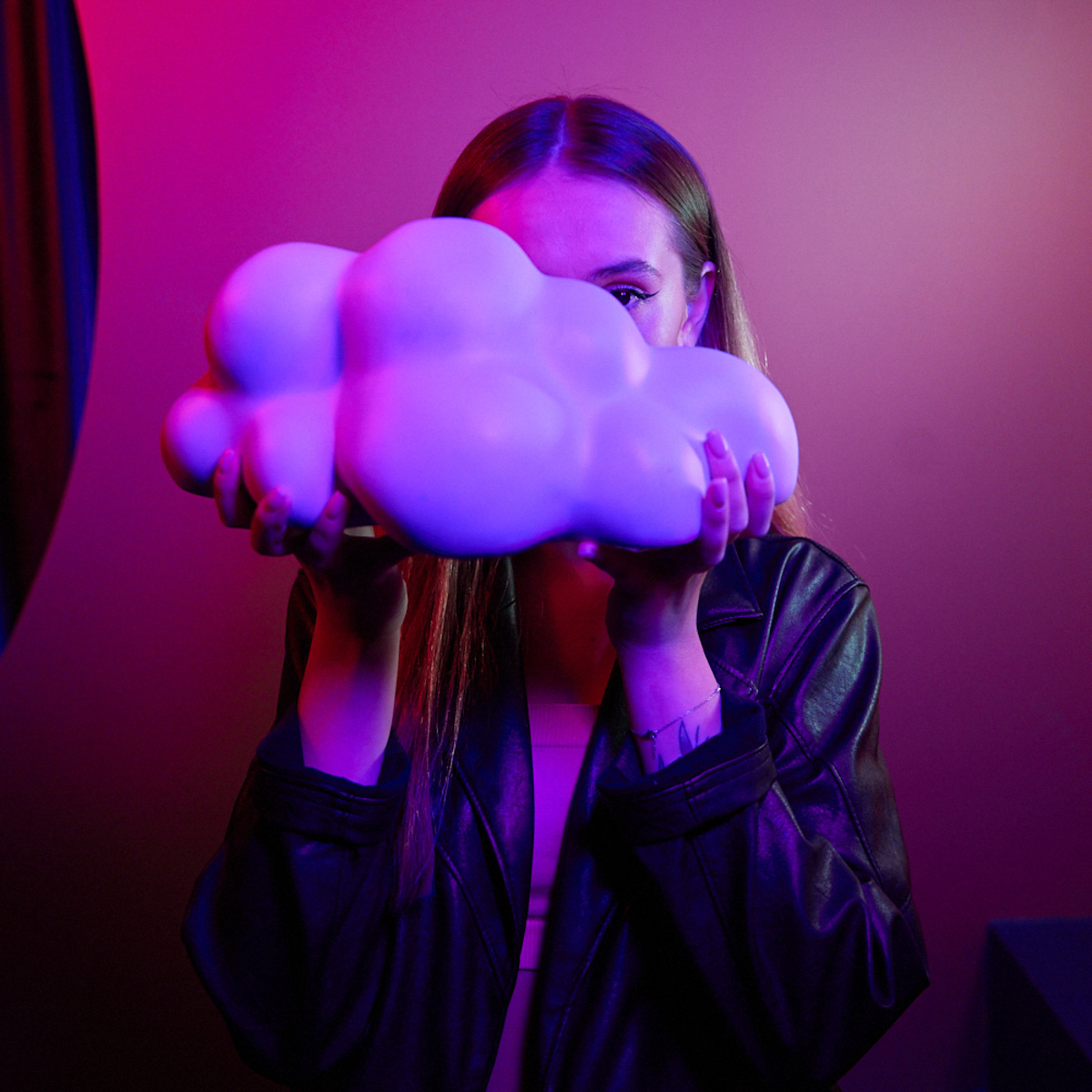 «Парнишка – виртуальный артист, исполняющий романтический инди-поп о молодости и любви, простой и понятный, как телефон Nokia 3310», – так представляет себя музыкант на странице во «ВКонтакте», насчитывающей более 14 тысяч подписчиков. Сюрприз: скрытный фрешмен из Коврова играл в некогда популярной местной группе. Не менее виртуальный персонаж «Сестрёнка» также знаком меломанам 33-го региона. Пока вы гадаете, кто скрывается за няшной визуализацией и темными очками, Парнишка рассказывает о себе.