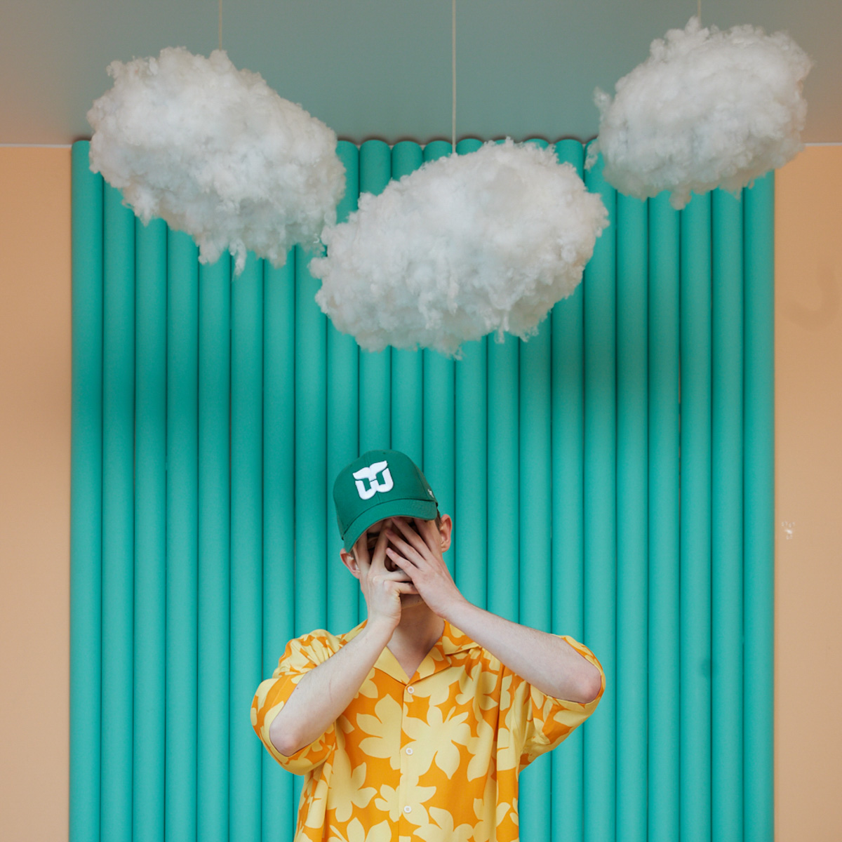 «Парнишка – виртуальный артист, исполняющий романтический инди-поп о молодости и любви, простой и понятный, как телефон Nokia 3310», – так представляет себя музыкант на странице во «ВКонтакте», насчитывающей более 14 тысяч подписчиков. Сюрприз: скрытный фрешмен из Коврова играл в некогда популярной местной группе. Не менее виртуальный персонаж «Сестрёнка» также знаком меломанам 33-го региона. Пока вы гадаете, кто скрывается за няшной визуализацией и темными очками, Парнишка рассказывает о себе.