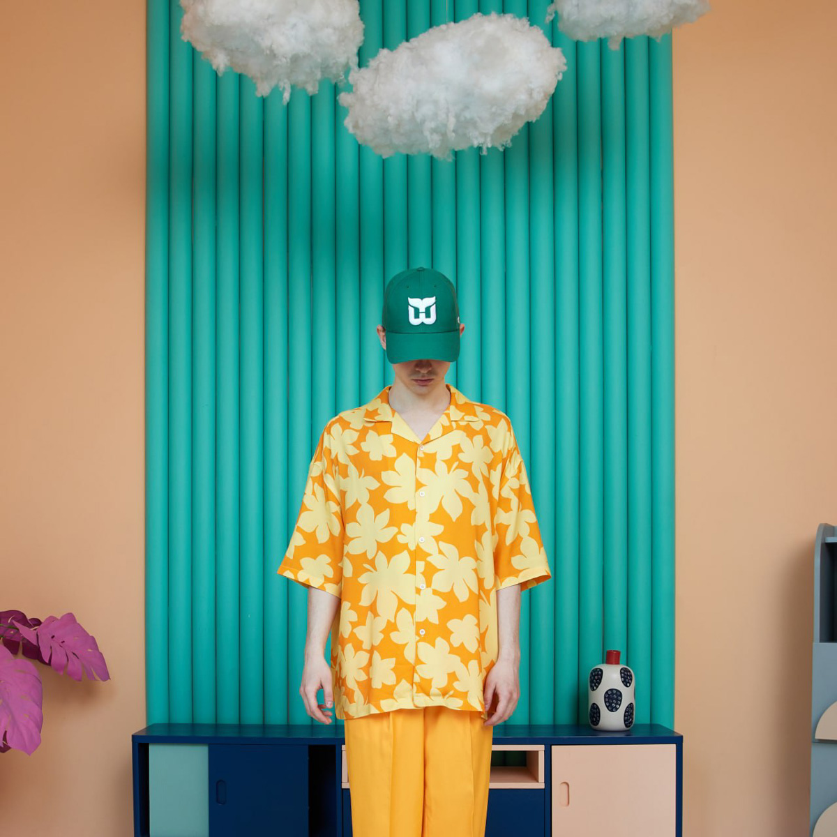 «Парнишка – виртуальный артист, исполняющий романтический инди-поп о молодости и любви, простой и понятный, как телефон Nokia 3310», – так представляет себя музыкант на странице во «ВКонтакте», насчитывающей более 14 тысяч подписчиков. Сюрприз: скрытный фрешмен из Коврова играл в некогда популярной местной группе. Не менее виртуальный персонаж «Сестрёнка» также знаком меломанам 33-го региона. Пока вы гадаете, кто скрывается за няшной визуализацией и темными очками, Парнишка рассказывает о себе.