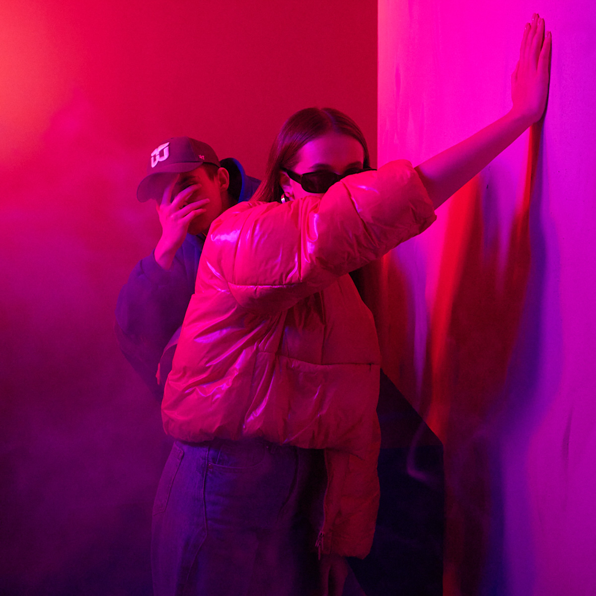 «Парнишка – виртуальный артист, исполняющий романтический инди-поп о молодости и любви, простой и понятный, как телефон Nokia 3310», – так представляет себя музыкант на странице во «ВКонтакте», насчитывающей более 14 тысяч подписчиков. Сюрприз: скрытный фрешмен из Коврова играл в некогда популярной местной группе. Не менее виртуальный персонаж «Сестрёнка» также знаком меломанам 33-го региона. Пока вы гадаете, кто скрывается за няшной визуализацией и темными очками, Парнишка рассказывает о себе.