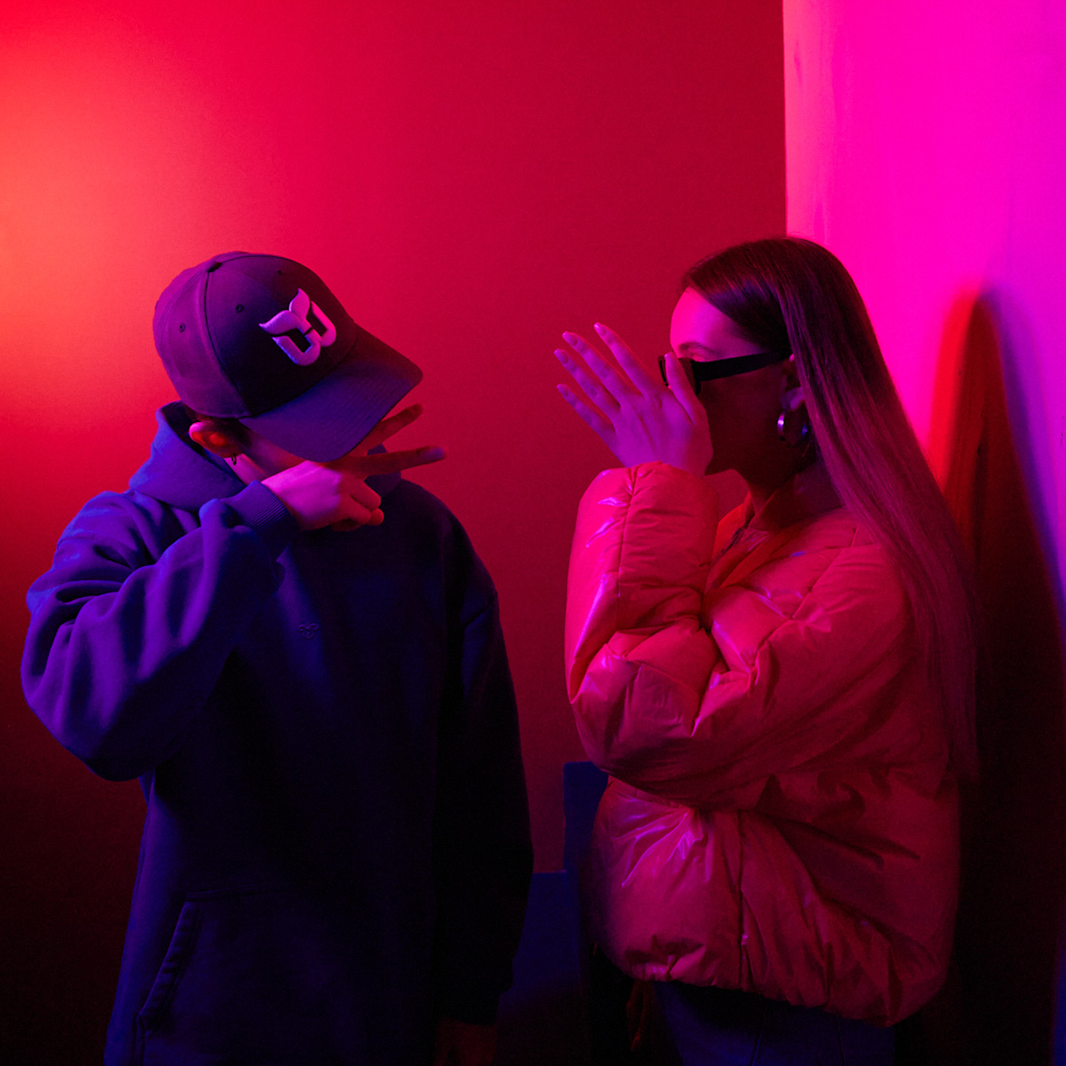 «Парнишка – виртуальный артист, исполняющий романтический инди-поп о молодости и любви, простой и понятный, как телефон Nokia 3310», – так представляет себя музыкант на странице во «ВКонтакте», насчитывающей более 14 тысяч подписчиков. Сюрприз: скрытный фрешмен из Коврова играл в некогда популярной местной группе. Не менее виртуальный персонаж «Сестрёнка» также знаком меломанам 33-го региона. Пока вы гадаете, кто скрывается за няшной визуализацией и темными очками, Парнишка рассказывает о себе.