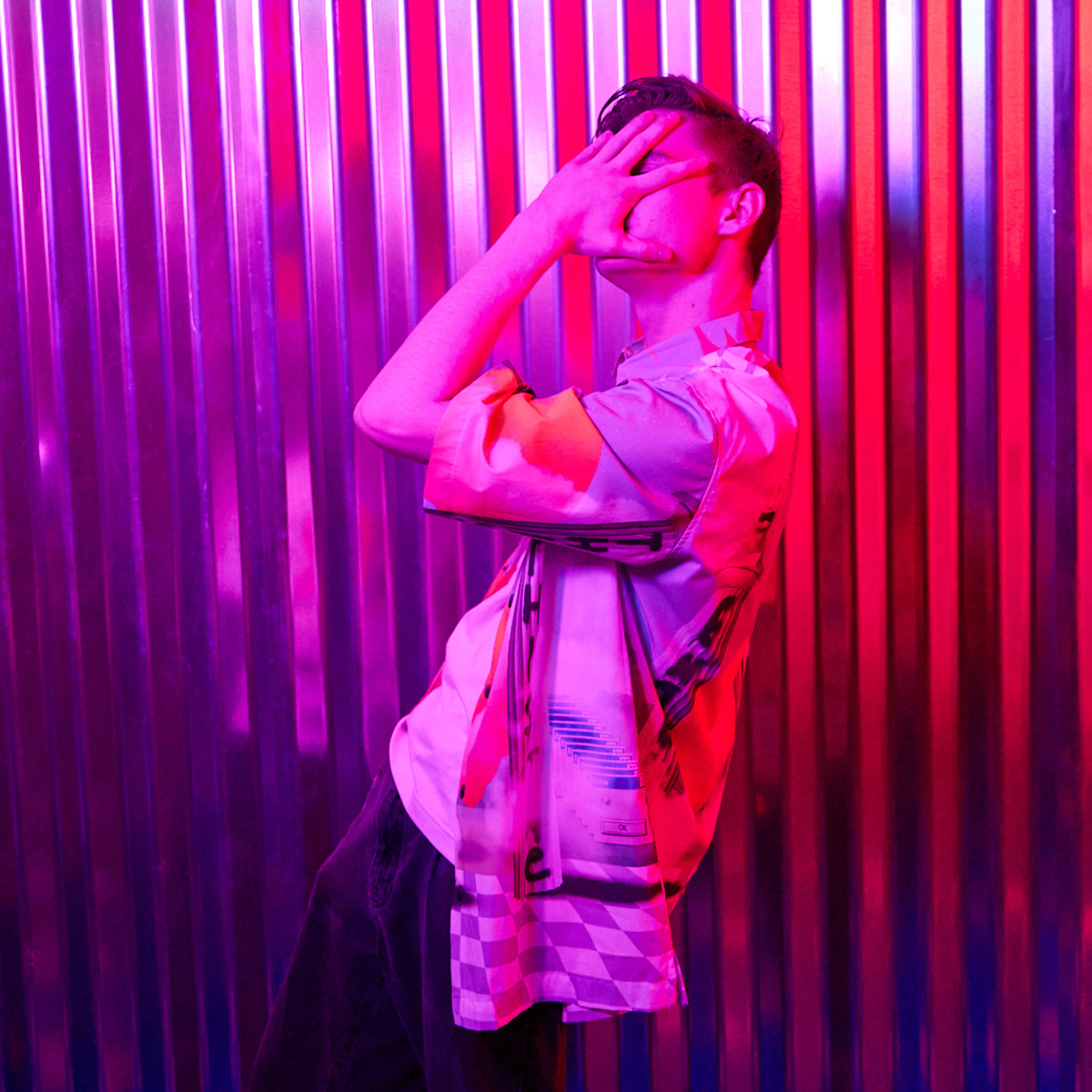 «Парнишка – виртуальный артист, исполняющий романтический инди-поп о молодости и любви, простой и понятный, как телефон Nokia 3310», – так представляет себя музыкант на странице во «ВКонтакте», насчитывающей более 14 тысяч подписчиков. Сюрприз: скрытный фрешмен из Коврова играл в некогда популярной местной группе. Не менее виртуальный персонаж «Сестрёнка» также знаком меломанам 33-го региона. Пока вы гадаете, кто скрывается за няшной визуализацией и темными очками, Парнишка рассказывает о себе.