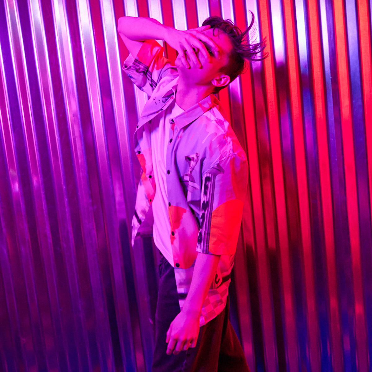 «Парнишка – виртуальный артист, исполняющий романтический инди-поп о молодости и любви, простой и понятный, как телефон Nokia 3310», – так представляет себя музыкант на странице во «ВКонтакте», насчитывающей более 14 тысяч подписчиков. Сюрприз: скрытный фрешмен из Коврова играл в некогда популярной местной группе. Не менее виртуальный персонаж «Сестрёнка» также знаком меломанам 33-го региона. Пока вы гадаете, кто скрывается за няшной визуализацией и темными очками, Парнишка рассказывает о себе.