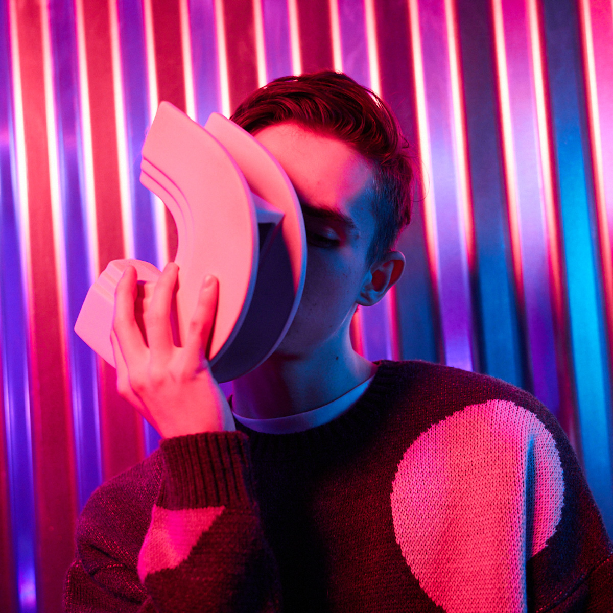 «Парнишка – виртуальный артист, исполняющий романтический инди-поп о молодости и любви, простой и понятный, как телефон Nokia 3310», – так представляет себя музыкант на странице во «ВКонтакте», насчитывающей более 14 тысяч подписчиков. Сюрприз: скрытный фрешмен из Коврова играл в некогда популярной местной группе. Не менее виртуальный персонаж «Сестрёнка» также знаком меломанам 33-го региона. Пока вы гадаете, кто скрывается за няшной визуализацией и темными очками, Парнишка рассказывает о себе.