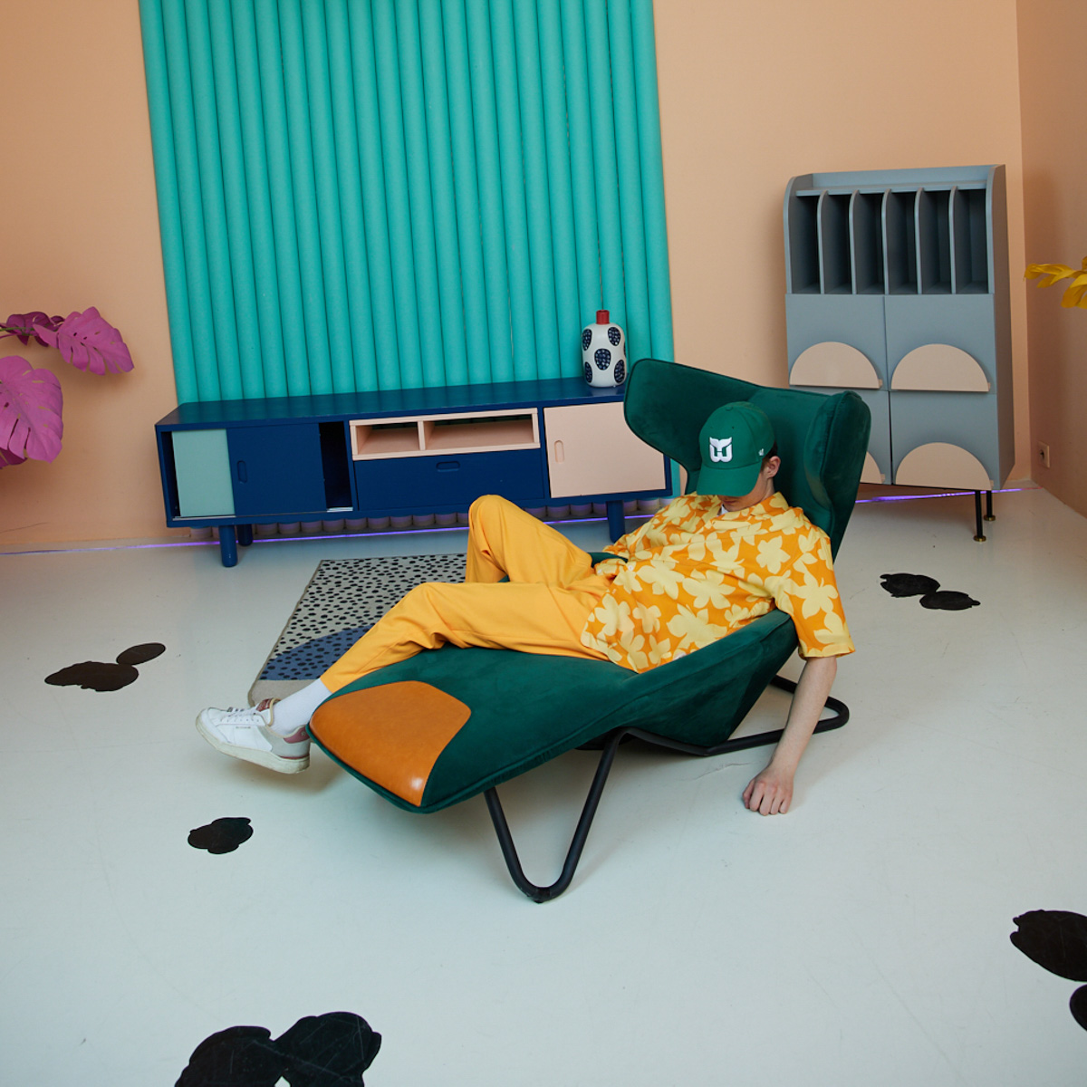 «Парнишка – виртуальный артист, исполняющий романтический инди-поп о молодости и любви, простой и понятный, как телефон Nokia 3310», – так представляет себя музыкант на странице во «ВКонтакте», насчитывающей более 14 тысяч подписчиков. Сюрприз: скрытный фрешмен из Коврова играл в некогда популярной местной группе. Не менее виртуальный персонаж «Сестрёнка» также знаком меломанам 33-го региона. Пока вы гадаете, кто скрывается за няшной визуализацией и темными очками, Парнишка рассказывает о себе.