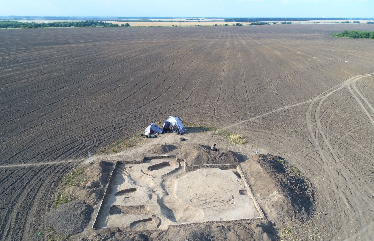 Раскопки в районе села Гнездилово продолжаются третий год и каждый раз преподносят сюрпризы. На этот раз в центре внимания захоронение мужчины с оружием.