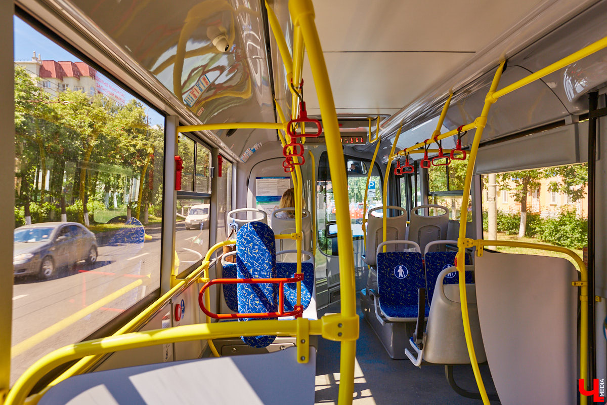 Разбираемся, есть ли в городе комфортные маршруты. Впереди жара, так что запоминаем номера автобусов и выбираем направления.