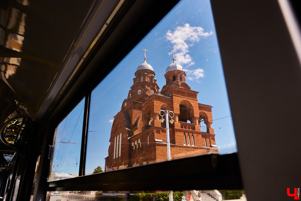 Разбираемся, есть ли в городе комфортные маршруты. Впереди жара, так что запоминаем номера автобусов и выбираем направления.