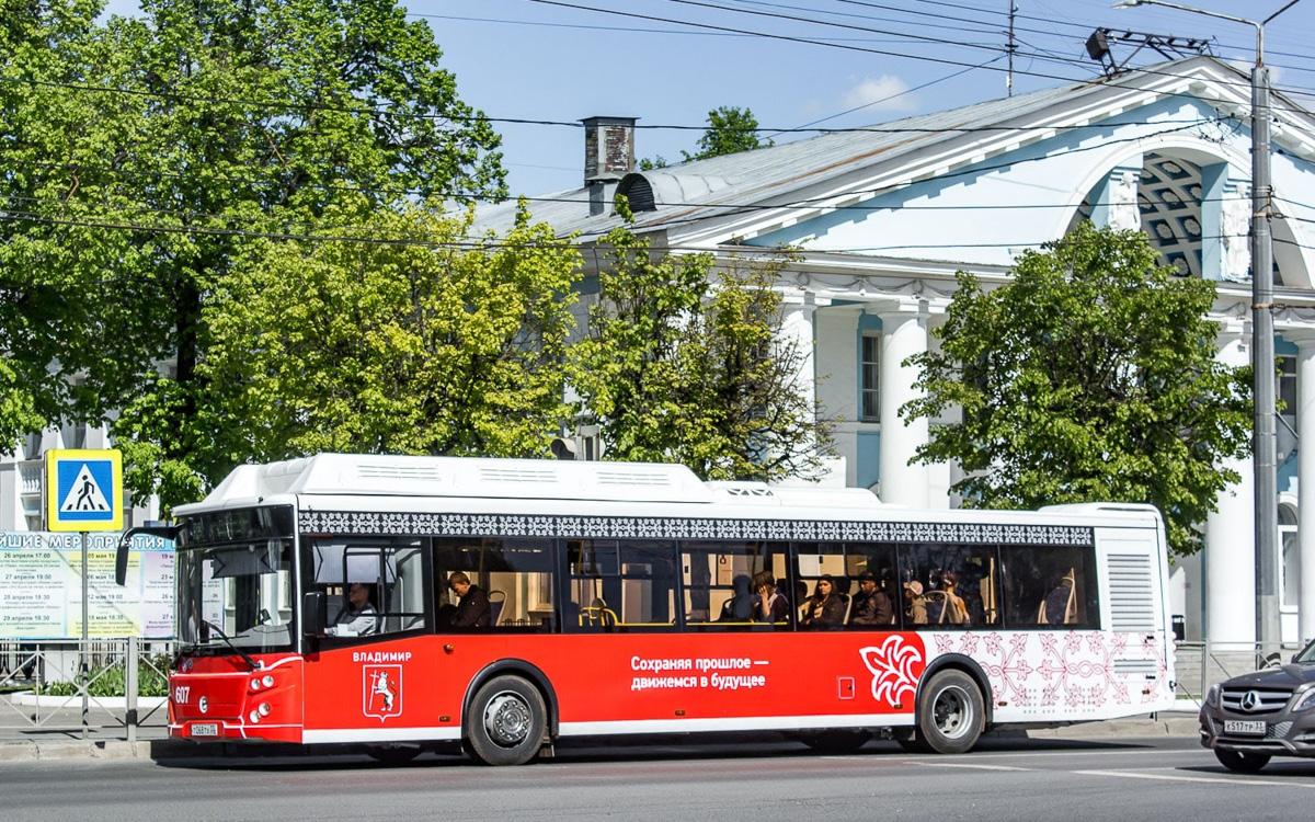 Разбираемся, есть ли в городе комфортные маршруты. Впереди жара, так что запоминаем номера автобусов и выбираем направления.