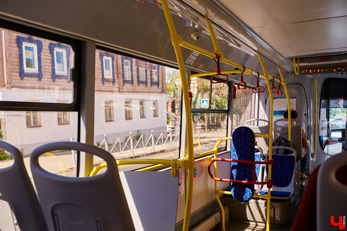 Разбираемся, есть ли в городе комфортные маршруты. Впереди жара, так что запоминаем номера автобусов и выбираем направления.