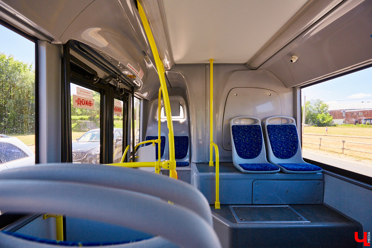 Разбираемся, есть ли в городе комфортные маршруты. Впереди жара, так что запоминаем номера автобусов и выбираем направления.