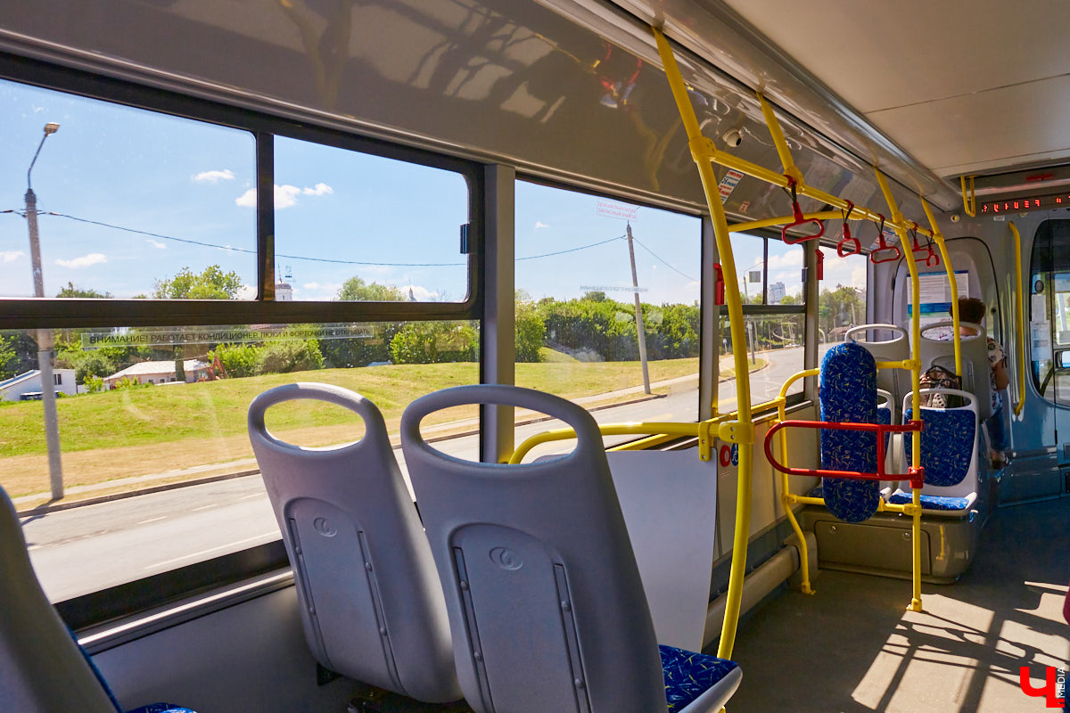 Разбираемся, есть ли в городе комфортные маршруты. Впереди жара, так что запоминаем номера автобусов и выбираем направления.