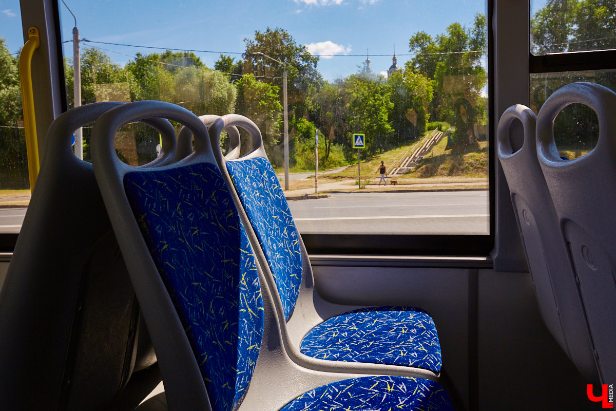 Разбираемся, есть ли в городе комфортные маршруты. Впереди жара, так что запоминаем номера автобусов и выбираем направления.