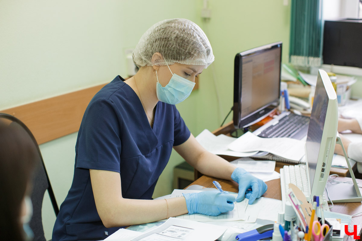 Забыли, что такое коронавирус, и смяли сертификат о вакцинации? Видимо, зря. Россию накрывает очередная волна неприятного вирус, продажи масок рванули вверх. Что это значит, и ждать ли новых ограничительных мер ближе к осени? Разбираемся вместе.