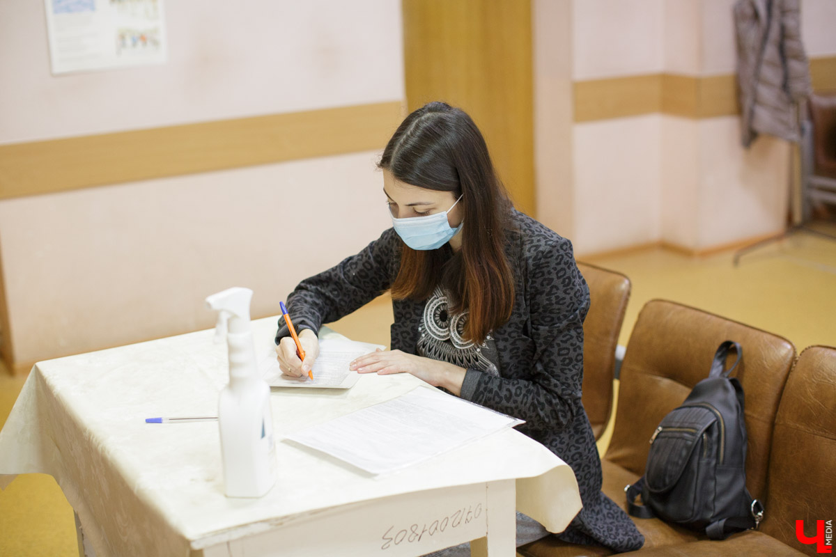 Забыли, что такое коронавирус, и смяли сертификат о вакцинации? Видимо, зря. Россию накрывает очередная волна неприятного вирус, продажи масок рванули вверх. Что это значит, и ждать ли новых ограничительных мер ближе к осени? Разбираемся вместе.