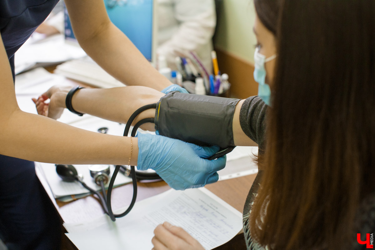 Забыли, что такое коронавирус, и смяли сертификат о вакцинации? Видимо, зря. Россию накрывает очередная волна неприятного вирус, продажи масок рванули вверх. Что это значит, и ждать ли новых ограничительных мер ближе к осени? Разбираемся вместе.