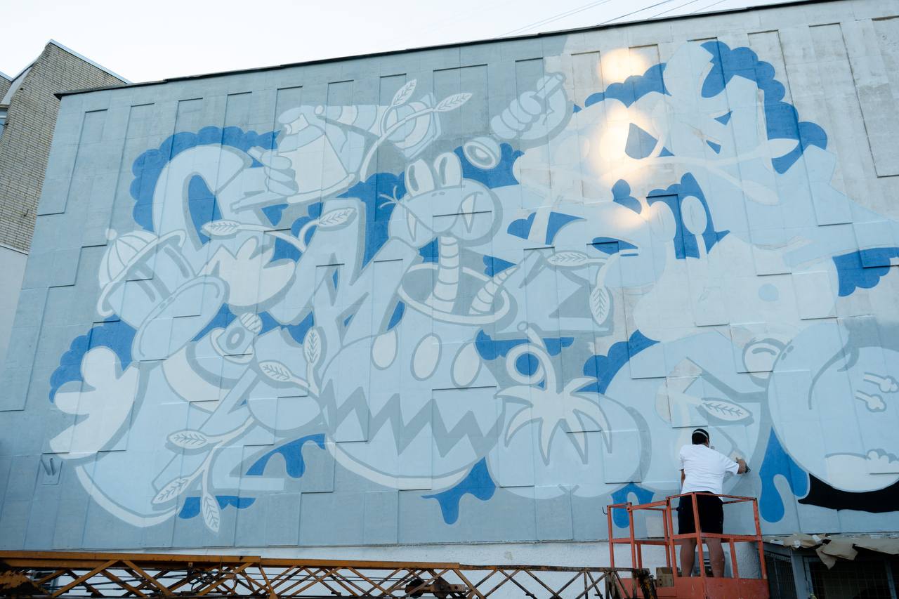 Во Владимире вовсю идет фестиваль уличного искусства 33zagfest. Получив полный карт-бланш, художники расписывают здания (и не только!) вдоль Лыбедской магистрали, на улице Мира и проспекте Ленина. Один из рисунков теперь украшает фасад Центра уличных субкультур.