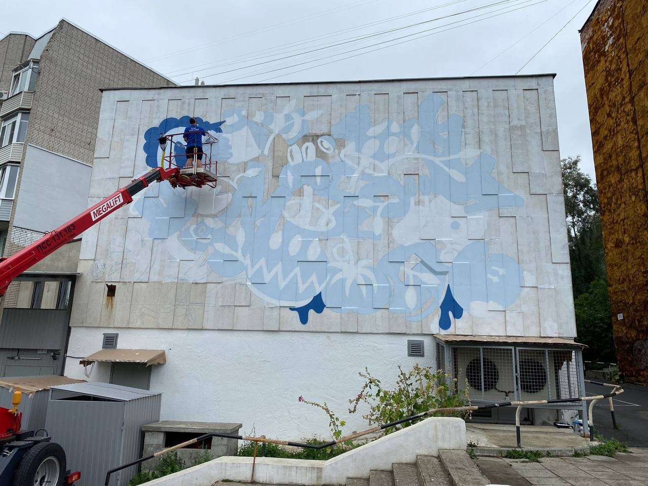 Во Владимире вовсю идет фестиваль уличного искусства 33zagfest. Получив полный карт-бланш, художники расписывают здания (и не только!) вдоль Лыбедской магистрали, на улице Мира и проспекте Ленина. Один из рисунков теперь украшает фасад Центра уличных субкультур.