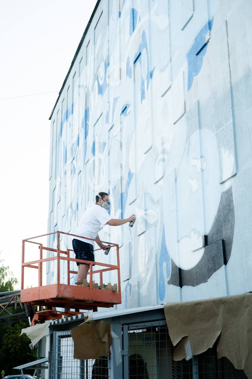 Во Владимире вовсю идет фестиваль уличного искусства 33zagfest. Получив полный карт-бланш, художники расписывают здания (и не только!) вдоль Лыбедской магистрали, на улице Мира и проспекте Ленина. Один из рисунков теперь украшает фасад Центра уличных субкультур.