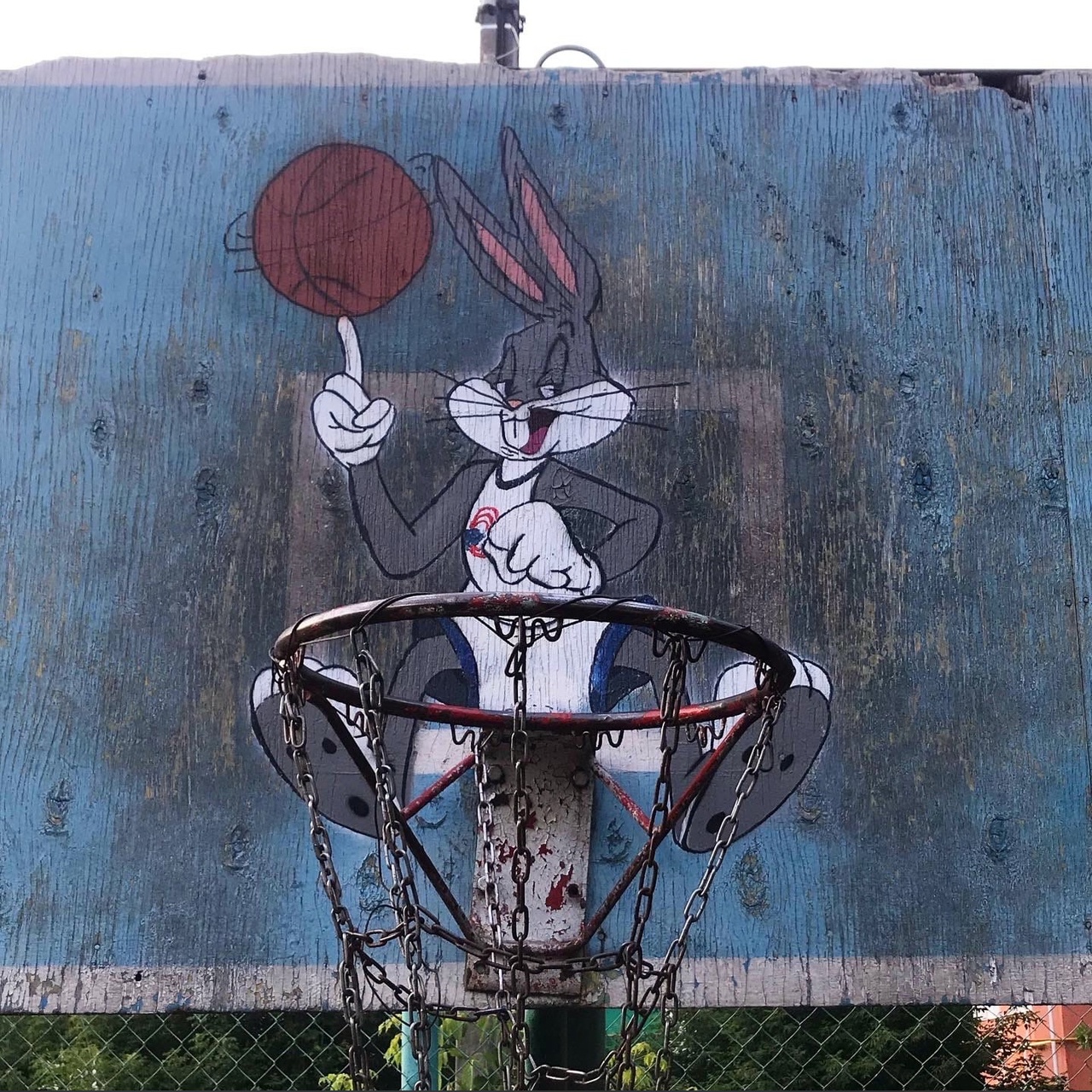 Во Владимире вовсю идет фестиваль уличного искусства 33zagfest. Получив полный карт-бланш, художники расписывают здания (и не только!) вдоль Лыбедской магистрали, на улице Мира и проспекте Ленина. Один из рисунков теперь украшает фасад Центра уличных субкультур.