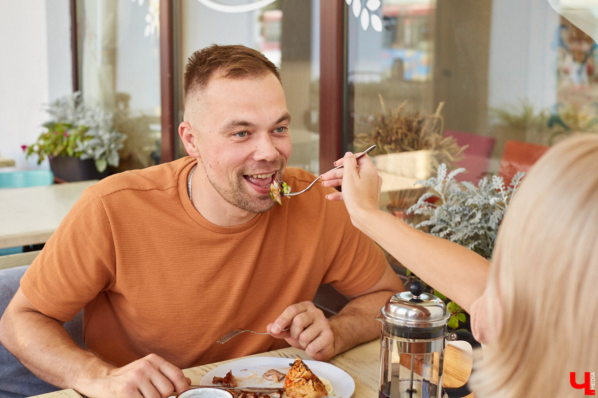Семейное кафе «Пшеничный кот», расположенное в центре Владимира, давно полюбилось горожанам и гостям областного центра. А недавно рестораторы разработали и презентовали новое меню, где найдутся блюда по душе даже изысканным гурманам. Впечатления от них — в нашем материале!