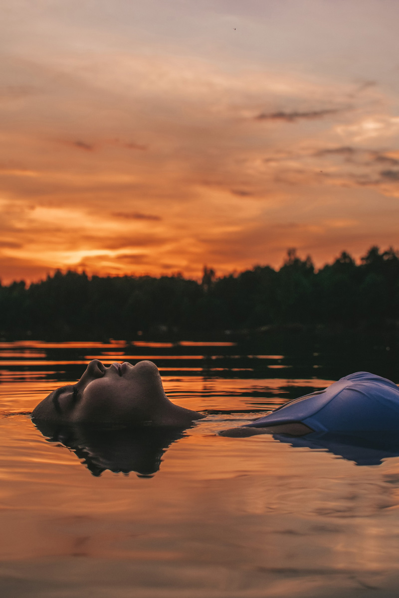 Думаете, мокрые снимки можно делать только на берегу океана? А вот и нет. В реке, пруду и даже на карьерах вполне возможно поймать нужную атмосферу. «Ключ-Медиа» собрал удачные образы, созданные в водоемах нашего региона.