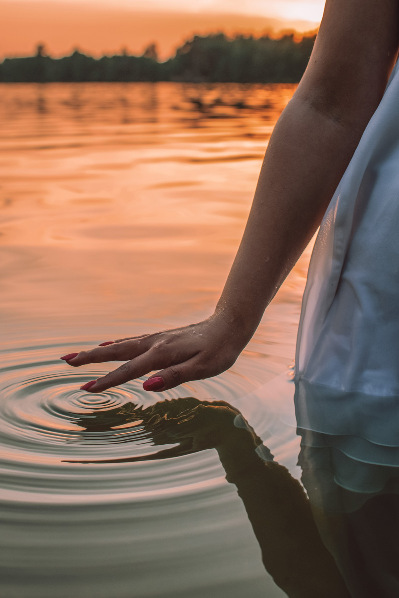 Думаете, мокрые снимки можно делать только на берегу океана? А вот и нет. В реке, пруду и даже на карьерах вполне возможно поймать нужную атмосферу. «Ключ-Медиа» собрал удачные образы, созданные в водоемах нашего региона.