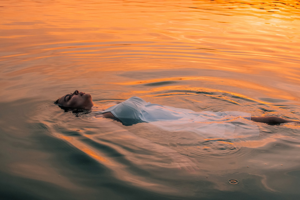 Думаете, мокрые снимки можно делать только на берегу океана? А вот и нет. В реке, пруду и даже на карьерах вполне возможно поймать нужную атмосферу. «Ключ-Медиа» собрал удачные образы, созданные в водоемах нашего региона.