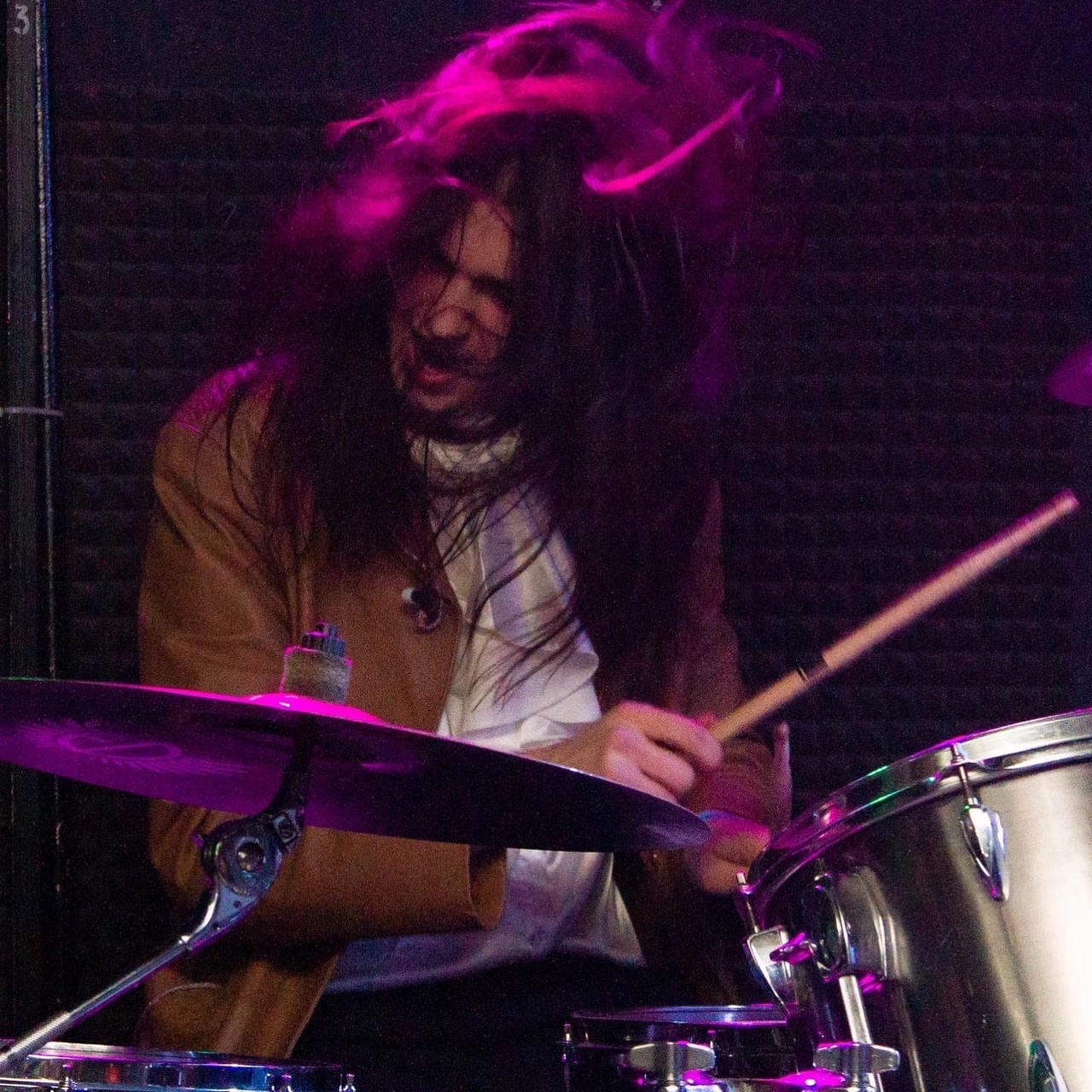 27 августа во Владимир возвращаются «блудные сыны», винтажные рокеры ТВОЮЖНАЛЕВО. Возвращаются, чтобы дать жару на концерте имени себя в «ЦЕХу». Окопавшись в Москве, ребята успели и новый альбом «Мамина пластинка» выпустить, и выступить на одной сцене с Найком Борзовым, группой «Кирпичи», Рустамом Рептилоидом. О том, как не потеряться в столице, новой работе и предстоящем концерте мы поговорили с лидером коллектива Артуром Борисовым.