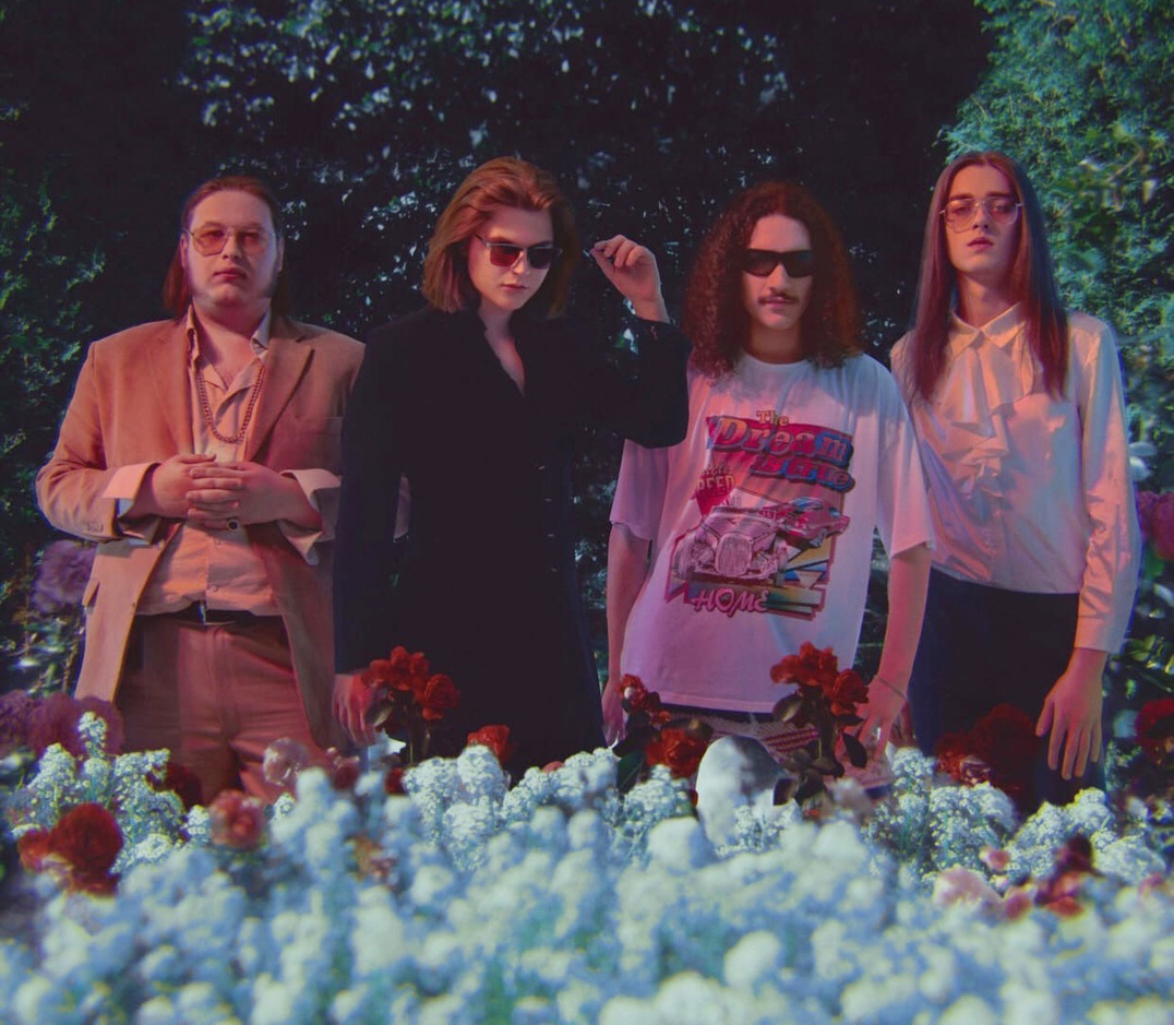 27 августа во Владимир возвращаются «блудные сыны», винтажные рокеры ТВОЮЖНАЛЕВО. Возвращаются, чтобы дать жару на концерте имени себя в «ЦЕХу». Окопавшись в Москве, ребята успели и новый альбом «Мамина пластинка» выпустить, и выступить на одной сцене с Найком Борзовым, группой «Кирпичи», Рустамом Рептилоидом. О том, как не потеряться в столице, новой работе и предстоящем концерте мы поговорили с лидером коллектива Артуром Борисовым.