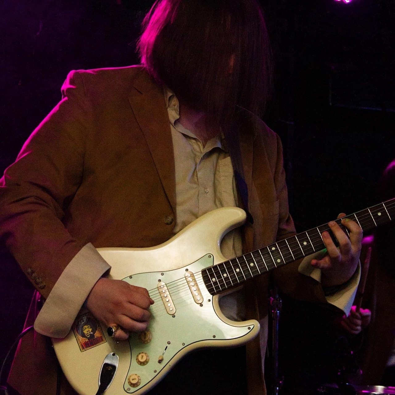 27 августа во Владимир возвращаются «блудные сыны», винтажные рокеры ТВОЮЖНАЛЕВО. Возвращаются, чтобы дать жару на концерте имени себя в «ЦЕХу». Окопавшись в Москве, ребята успели и новый альбом «Мамина пластинка» выпустить, и выступить на одной сцене с Найком Борзовым, группой «Кирпичи», Рустамом Рептилоидом. О том, как не потеряться в столице, новой работе и предстоящем концерте мы поговорили с лидером коллектива Артуром Борисовым.