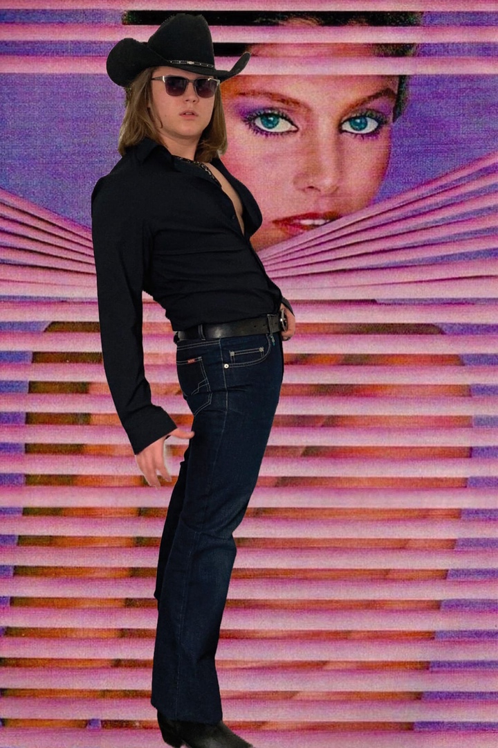 27 августа во Владимир возвращаются «блудные сыны», винтажные рокеры ТВОЮЖНАЛЕВО. Возвращаются, чтобы дать жару на концерте имени себя в «ЦЕХу». Окопавшись в Москве, ребята успели и новый альбом «Мамина пластинка» выпустить, и выступить на одной сцене с Найком Борзовым, группой «Кирпичи», Рустамом Рептилоидом. О том, как не потеряться в столице, новой работе и предстоящем концерте мы поговорили с лидером коллектива Артуром Борисовым.