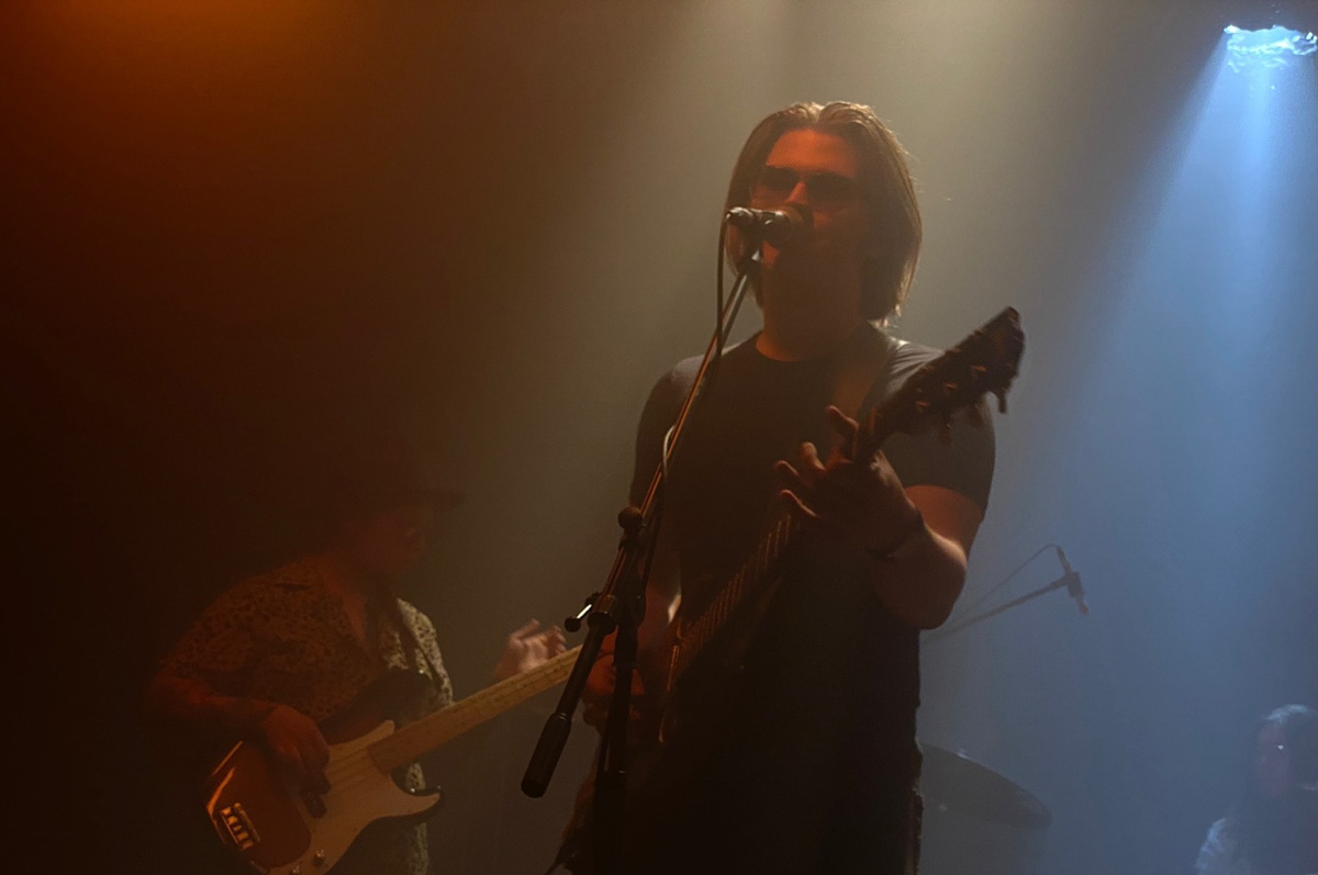 27 августа во Владимир возвращаются «блудные сыны», винтажные рокеры ТВОЮЖНАЛЕВО. Возвращаются, чтобы дать жару на концерте имени себя в «ЦЕХу». Окопавшись в Москве, ребята успели и новый альбом «Мамина пластинка» выпустить, и выступить на одной сцене с Найком Борзовым, группой «Кирпичи», Рустамом Рептилоидом. О том, как не потеряться в столице, новой работе и предстоящем концерте мы поговорили с лидером коллектива Артуром Борисовым.