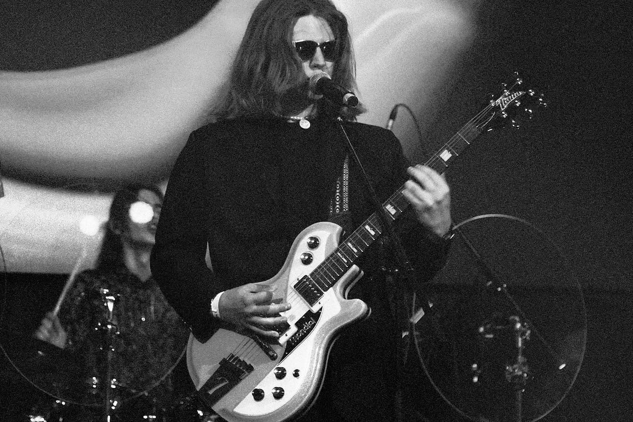 27 августа во Владимир возвращаются «блудные сыны», винтажные рокеры ТВОЮЖНАЛЕВО. Возвращаются, чтобы дать жару на концерте имени себя в «ЦЕХу». Окопавшись в Москве, ребята успели и новый альбом «Мамина пластинка» выпустить, и выступить на одной сцене с Найком Борзовым, группой «Кирпичи», Рустамом Рептилоидом. О том, как не потеряться в столице, новой работе и предстоящем концерте мы поговорили с лидером коллектива Артуром Борисовым.