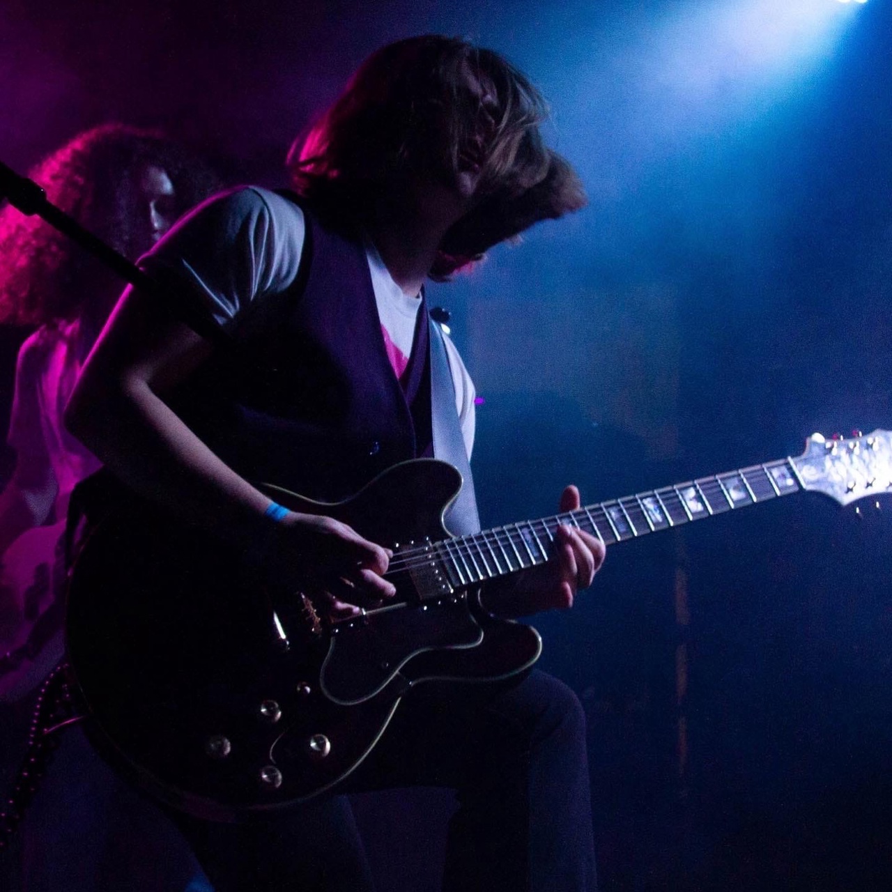 27 августа во Владимир возвращаются «блудные сыны», винтажные рокеры ТВОЮЖНАЛЕВО. Возвращаются, чтобы дать жару на концерте имени себя в «ЦЕХу». Окопавшись в Москве, ребята успели и новый альбом «Мамина пластинка» выпустить, и выступить на одной сцене с Найком Борзовым, группой «Кирпичи», Рустамом Рептилоидом. О том, как не потеряться в столице, новой работе и предстоящем концерте мы поговорили с лидером коллектива Артуром Борисовым.