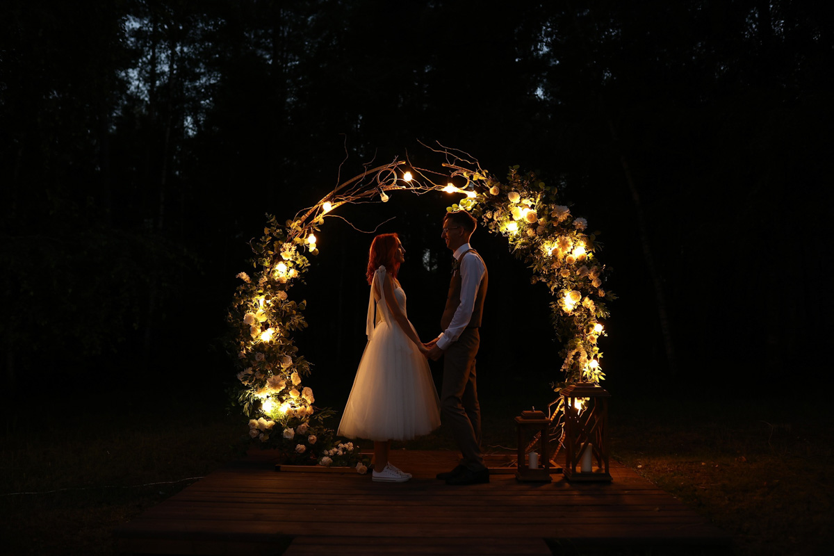 Анна и Константин Жуковы попросили своих гостей вместо покупки праздничных букетов отдать сэкономленные деньги бездомным животным владимирского приюта «Дорога добра». Какую сумму собрали молодожены, и почему пожертвования — это новый тренд? Читайте в материале.