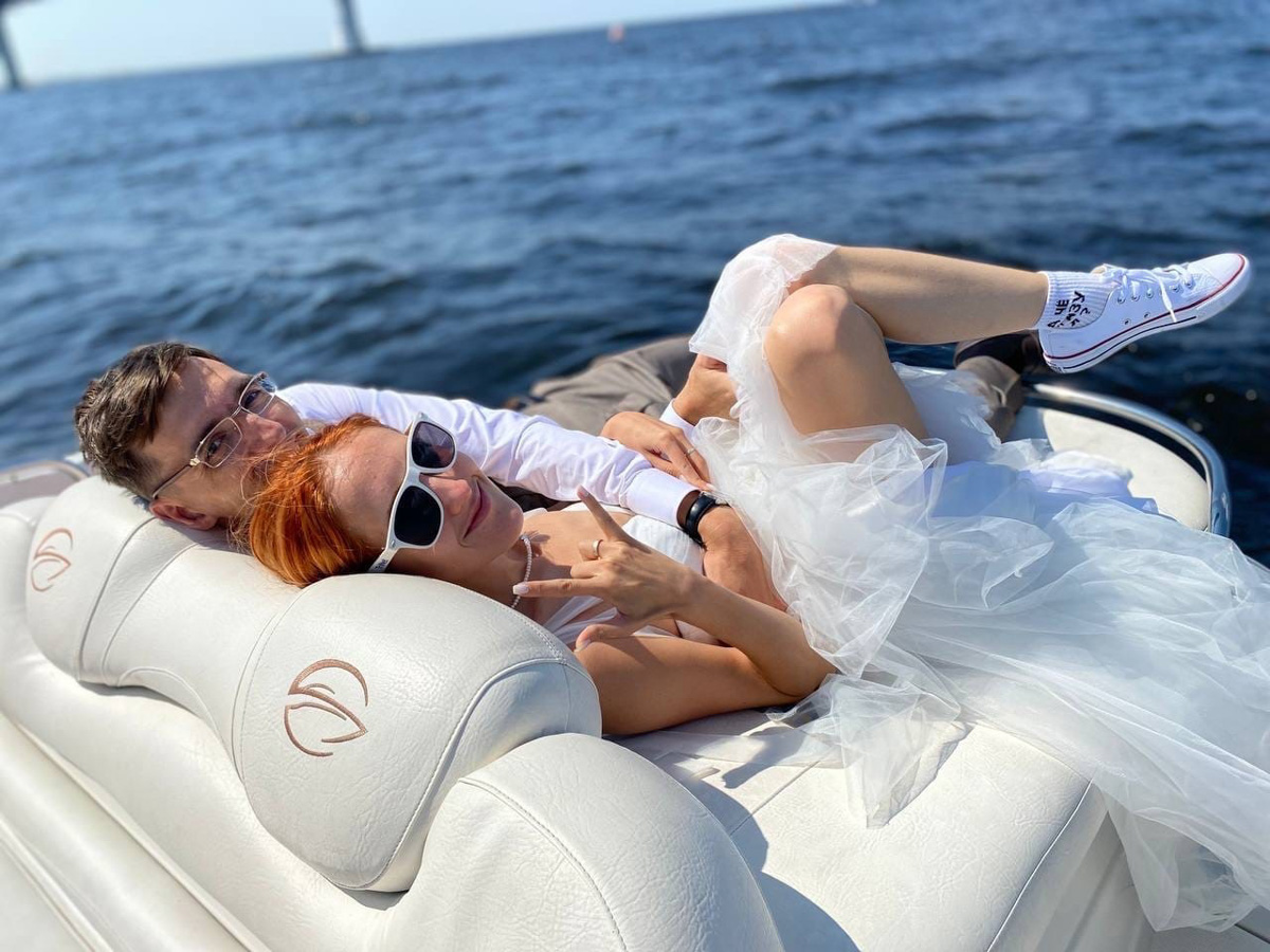 Анна и Константин Жуковы попросили своих гостей вместо покупки праздничных букетов отдать сэкономленные деньги бездомным животным владимирского приюта «Дорога добра». Какую сумму собрали молодожены, и почему пожертвования — это новый тренд? Читайте в материале.