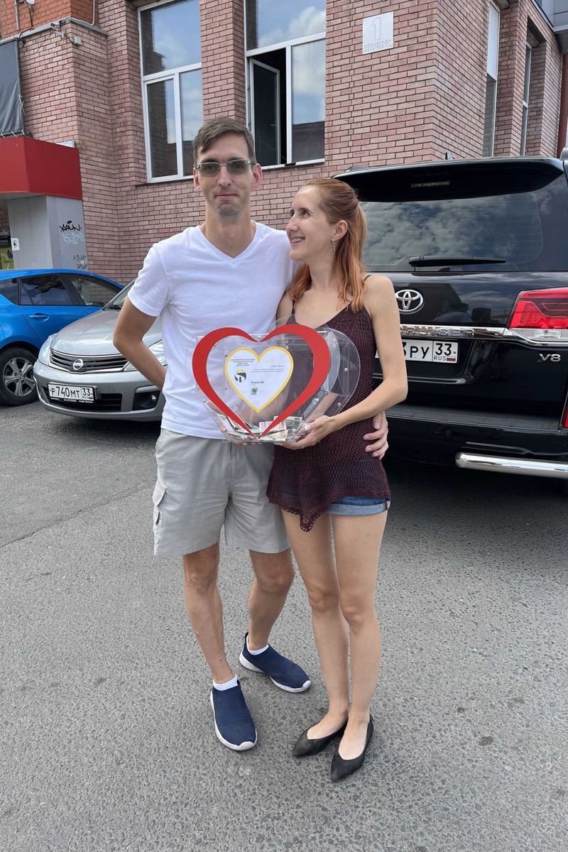 Анна и Константин Жуковы попросили своих гостей вместо покупки праздничных букетов отдать сэкономленные деньги бездомным животным владимирского приюта «Дорога добра». Какую сумму собрали молодожены, и почему пожертвования — это новый тренд? Читайте в материале.