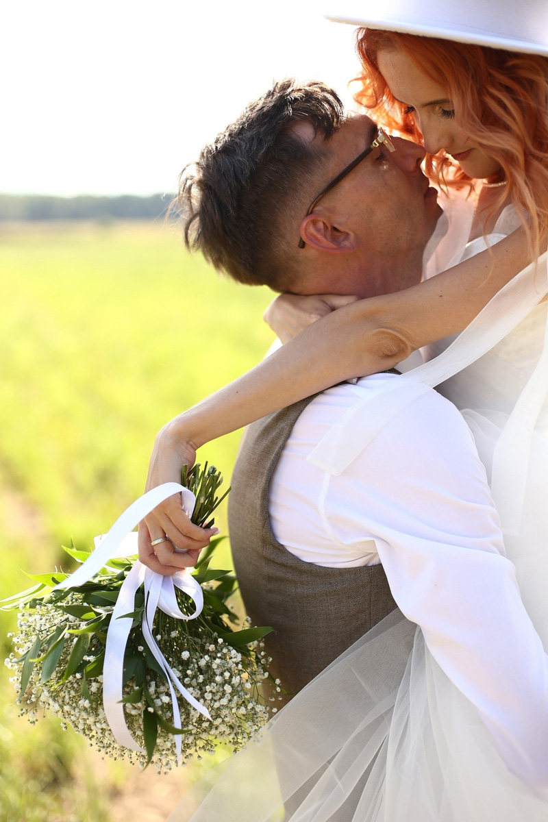 Анна и Константин Жуковы попросили своих гостей вместо покупки праздничных букетов отдать сэкономленные деньги бездомным животным владимирского приюта «Дорога добра». Какую сумму собрали молодожены, и почему пожертвования — это новый тренд? Читайте в материале.