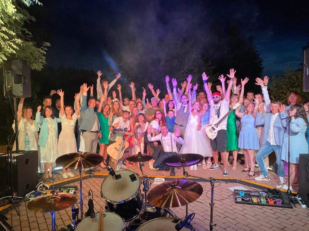 Анна и Константин Жуковы попросили своих гостей вместо покупки праздничных букетов отдать сэкономленные деньги бездомным животным владимирского приюта «Дорога добра». Какую сумму собрали молодожены, и почему пожертвования — это новый тренд? Читайте в материале.