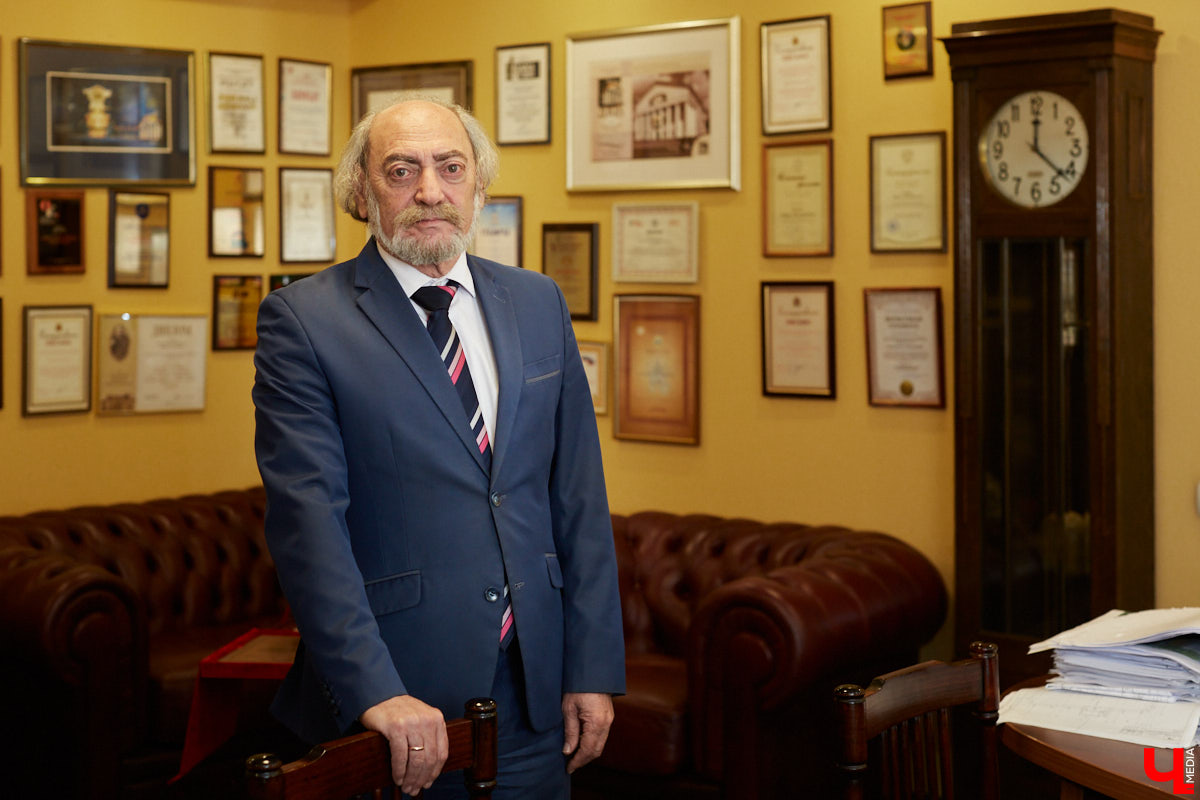 Владимирский академический театр драмы вовсю готовится к старту 174-го театрального сезона. Уже известны место и время — 30 сентября, Городской Дворец культуры. Какие премьеры нас ожидают, и когда же, наконец, драмтеатр распахнет свои двери перед зрителями? Об этом и не только мы поговорили с директором владимирского храма Мельпомены Борисом Гуниным.