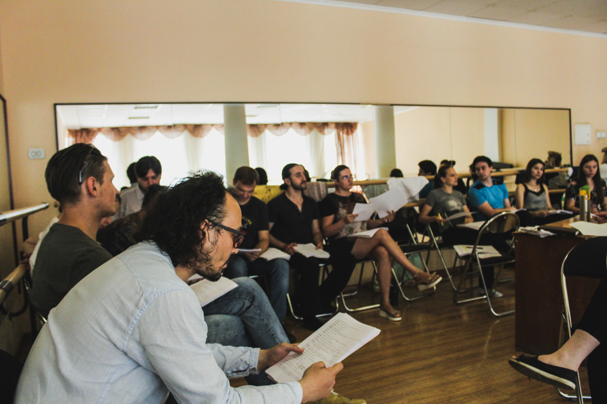 Владимирский академический театр драмы вовсю готовится к старту 174-го театрального сезона. Уже известны место и время — 30 сентября, Городской Дворец культуры. Какие премьеры нас ожидают, и когда же, наконец, драмтеатр распахнет свои двери перед зрителями? Об этом и не только мы поговорили с директором владимирского храма Мельпомены Борисом Гуниным.